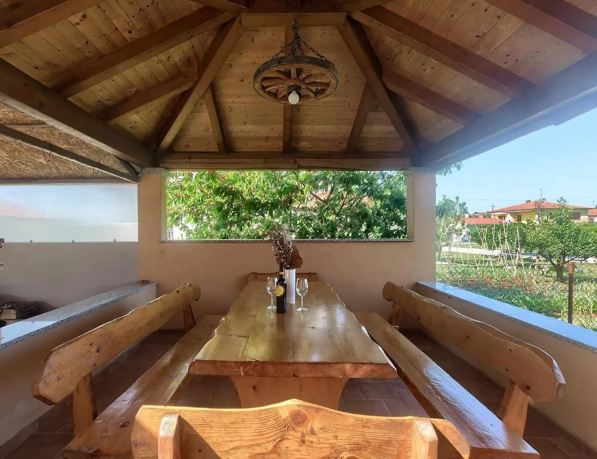 Apartments Ari And Bonnie - Cozy With Roof Terrace Pula Croatia