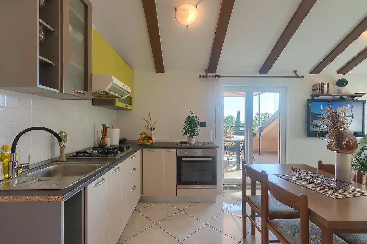Apartments Ari And Bonnie - Cozy With Roof Terrace Pula