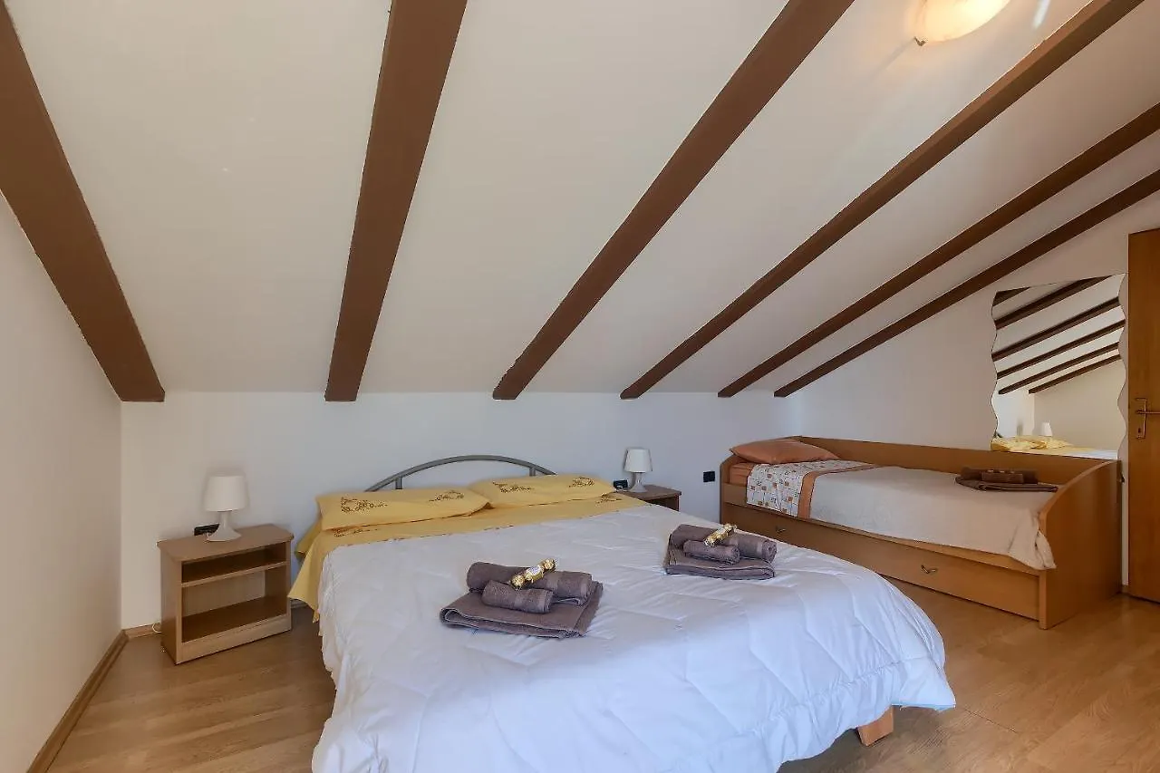 Apartments Ari And Bonnie - Cozy With Roof Terrace Pula Croatia