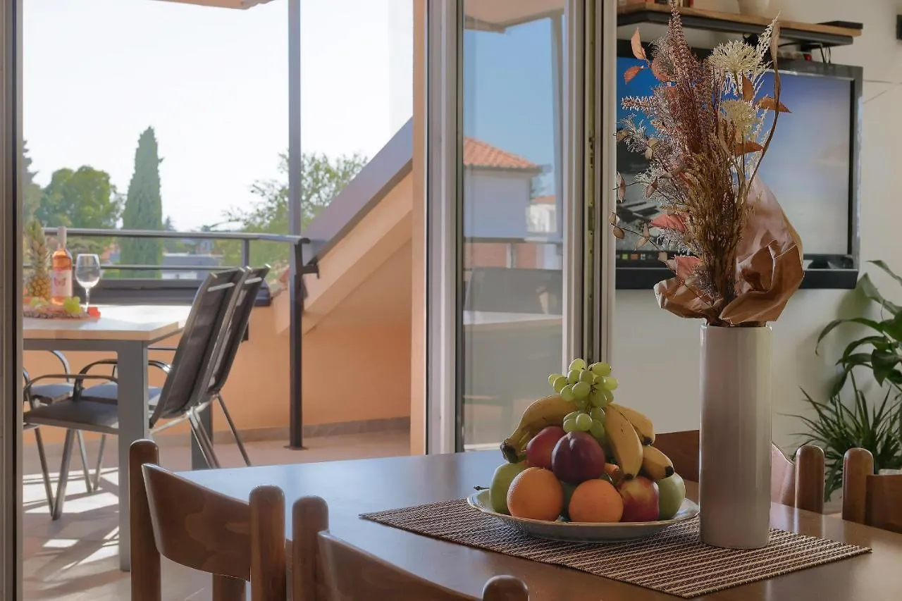 Apartments Ari And Bonnie - Cozy With Roof Terrace Pula