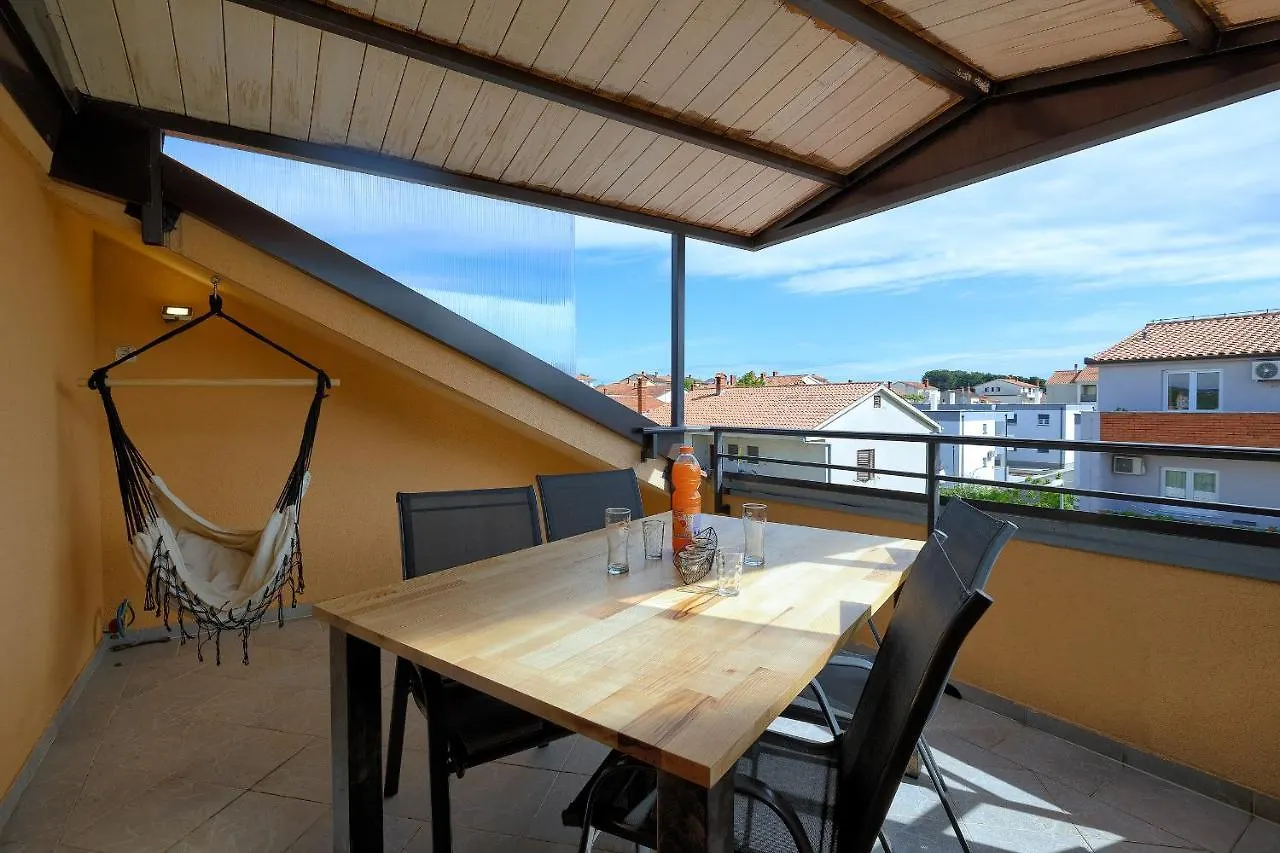 Apartments Ari And Bonnie - Cozy With Roof Terrace Pula