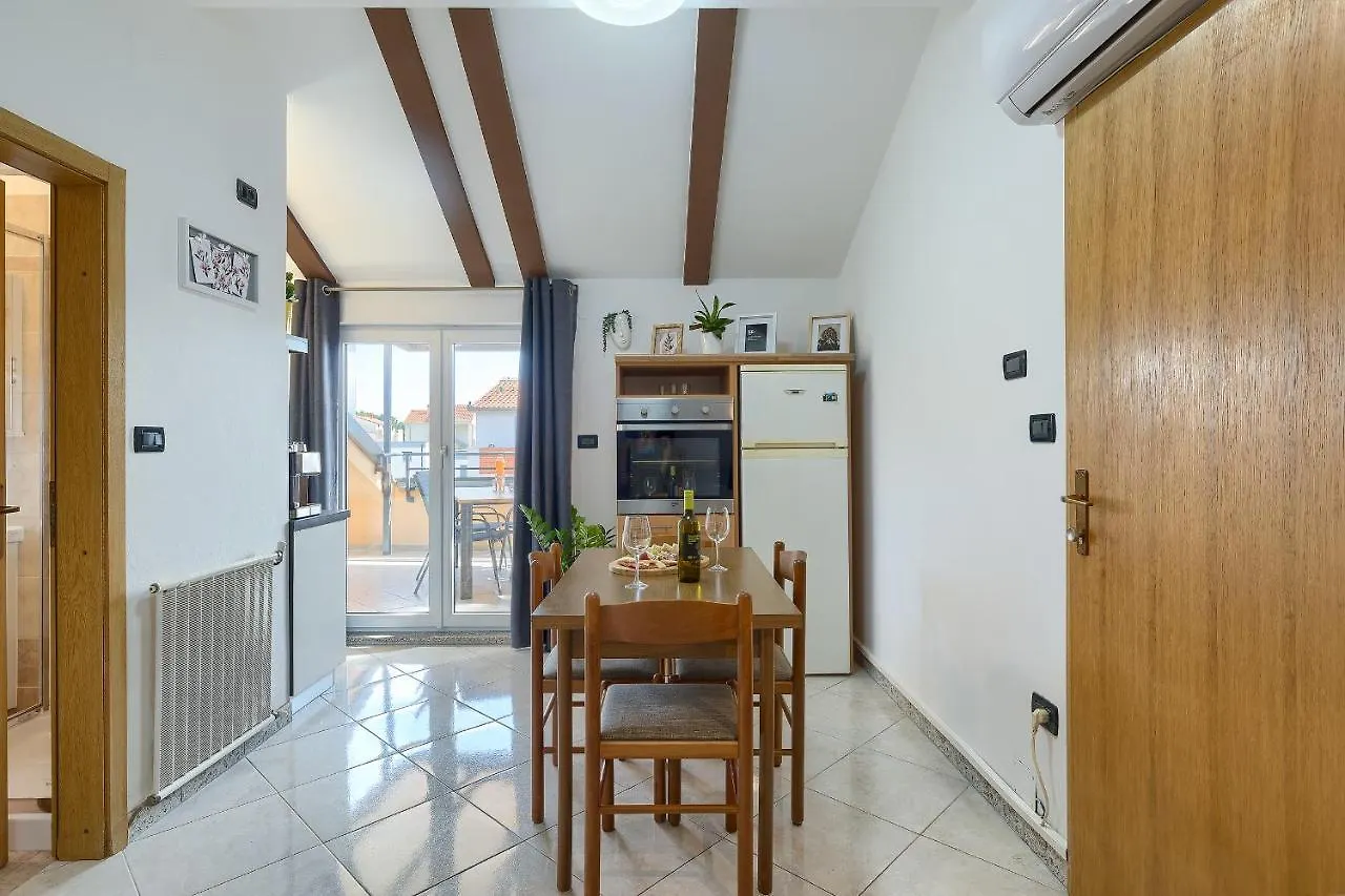 Apartments Ari And Bonnie - Cozy With Roof Terrace Pula
