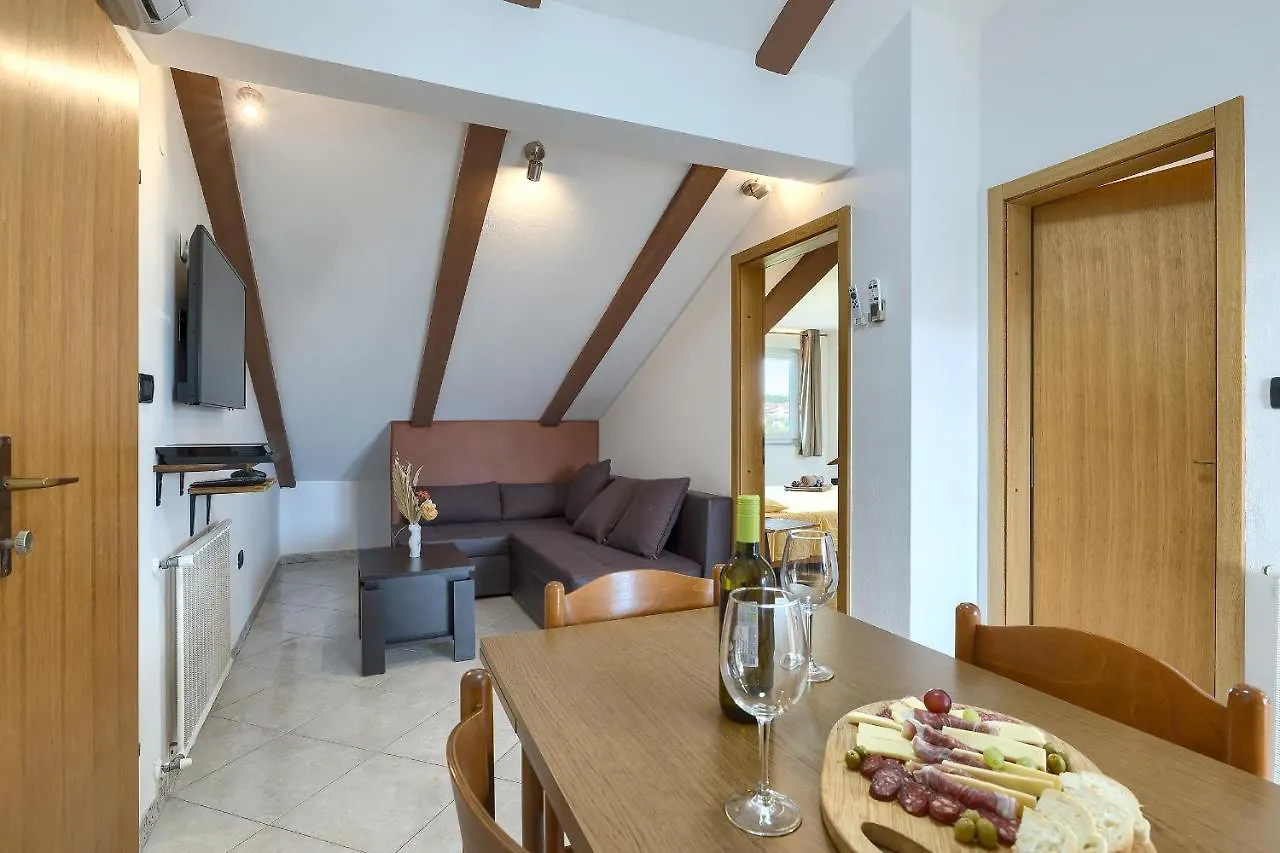 Apartments Ari And Bonnie - Cozy With Roof Terrace Pula