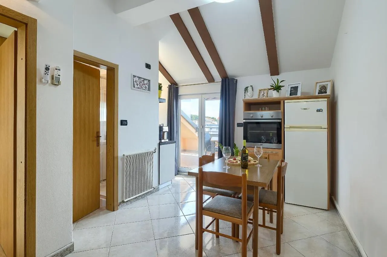 Apartments Ari And Bonnie - Cozy With Roof Terrace Pula