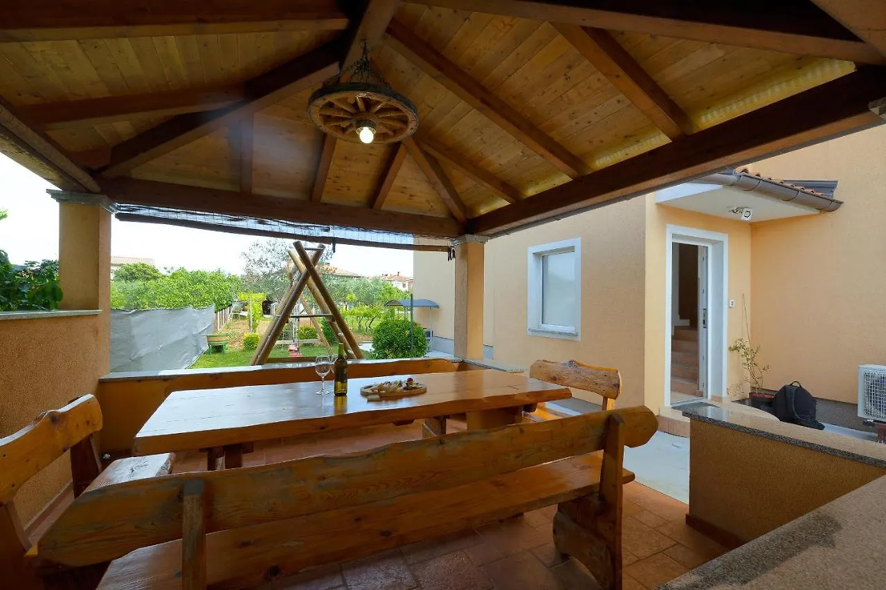 Apartments Ari And Bonnie - Cozy With Roof Terrace Pula