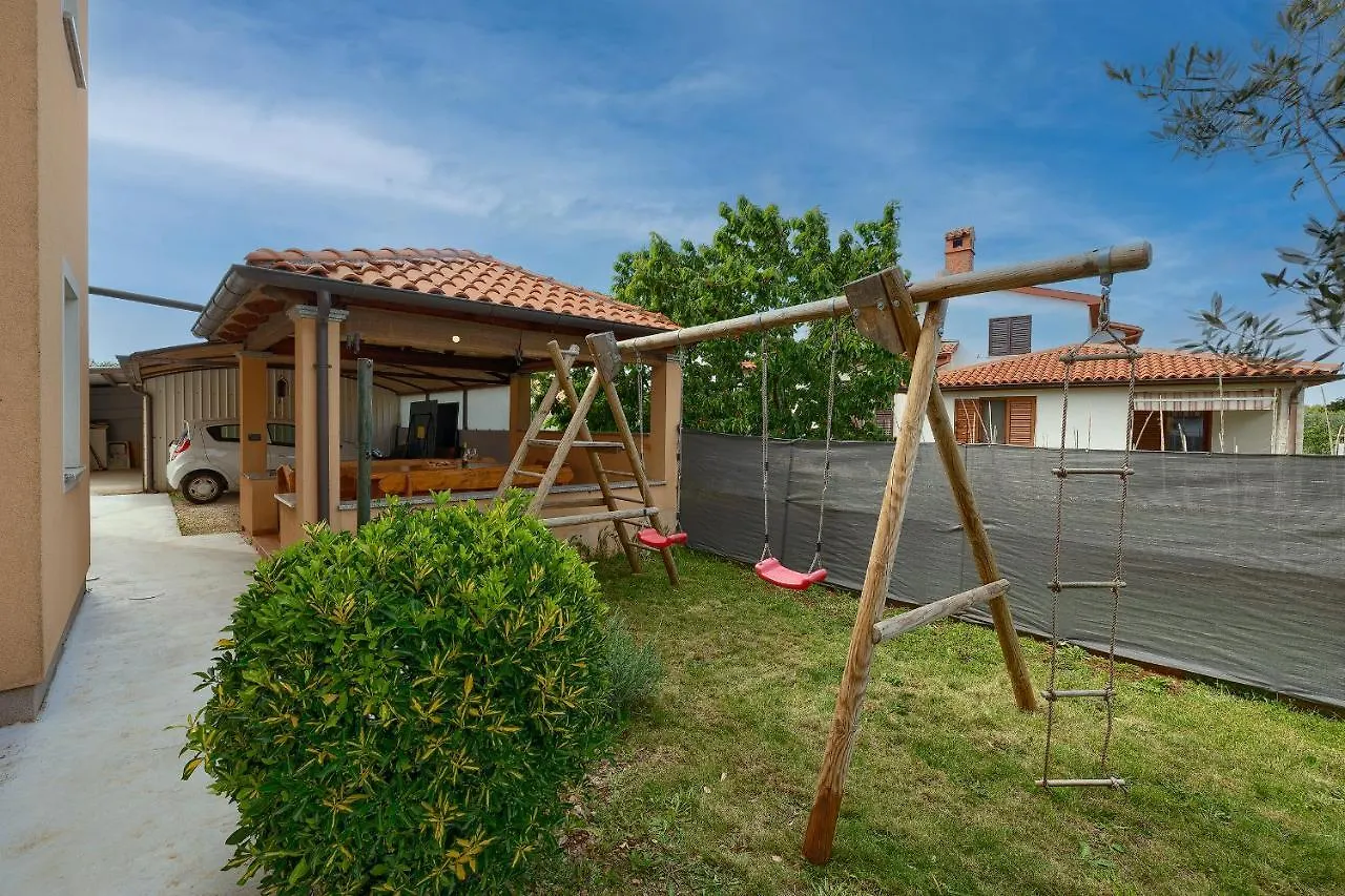Apartments Ari And Bonnie - Cozy With Roof Terrace Pula