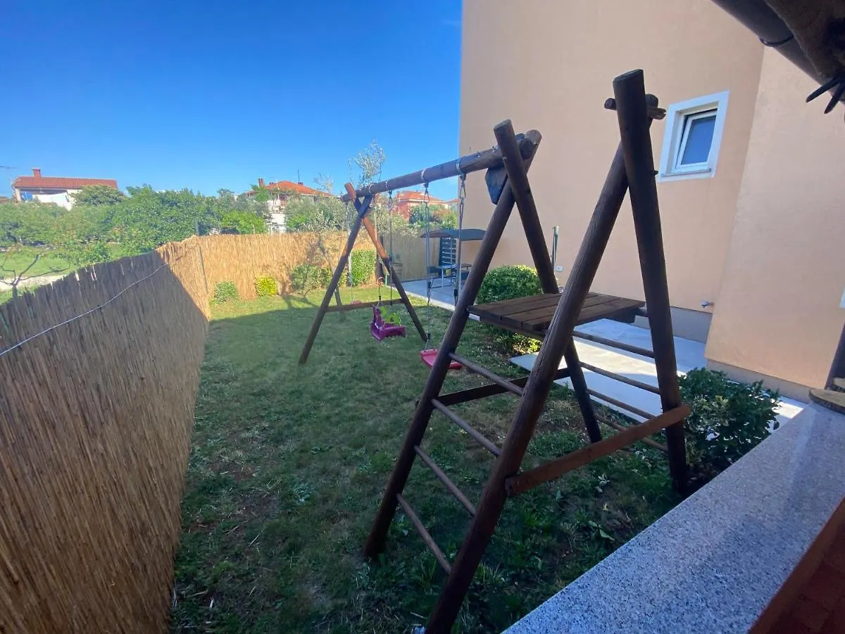 Apartments Ari And Bonnie - Cozy With Roof Terrace Pula